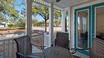 Apartment, Mehrere Betten, Terrasse, Gartenblick (The Village Unit 413 - Sea Salt Blue) | Ausblick vom Zimmer