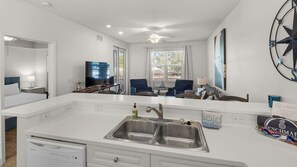 Appartement, Meerdere bedden, terras, uitzicht op tuin (The Village Unit 413 - Sea Salt Blue) | Privékeuken | Een koffiezetapparaat/waterkoker