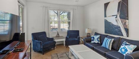 Apartamento, varias camas, patio, vistas al jardín (The Village Unit 413 - Sea Salt Blue) | Zona de estar