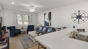 Condo, nhiều giường, sân hiên, quang cảnh vườn (The Village Unit 413 - Sea Salt Blue) | Khu phòng khách