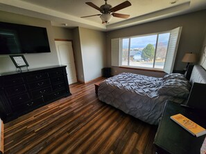3 bedrooms, desk, iron/ironing board, travel cot