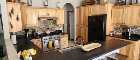 Køleskab, mikrobølgeovn, ovn, kogeplade