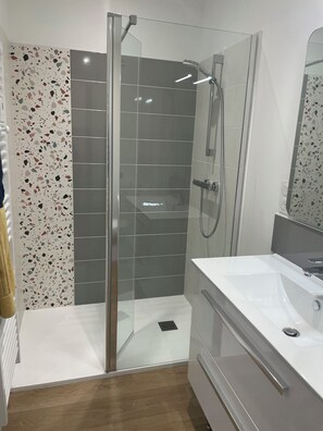 Haartrockner, Handtücher, Seife, Shampoo