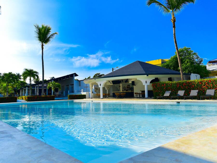 Outdoor pool, free cabanas, pool umbrellas