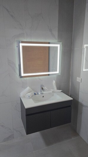 Douche, serviettes fournies, savon, shampoing