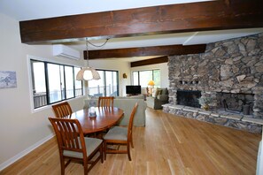 Smart TV, fireplace - Jennings Lakeside Layover Lake Front (Bass Lake)