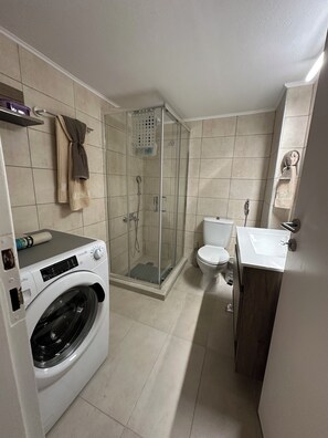 Shower, hair dryer, bidet, towels