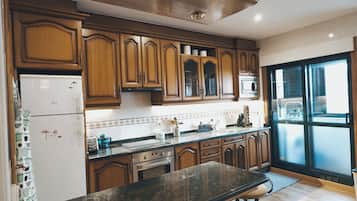 Een koelkast, een magnetron, een oven, een kookplaat