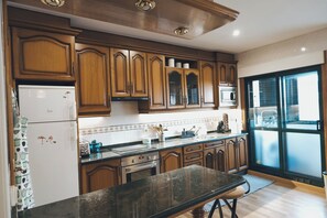 Fridge, microwave, oven, stovetop - Apartamento Ponte Dena Situado EN EL Centro DEL Salnes (meaño)