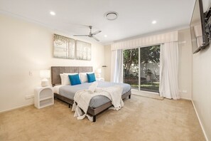 4 bedrooms, iron/ironing board, travel crib, WiFi - River Front, Private Pool & Dock, Fairy Light 4BR (Carrara)