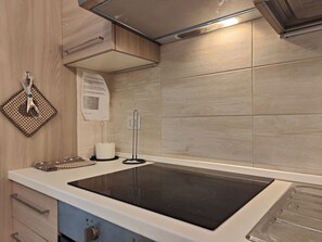 Kühlschrank, Ofen, Herdplatte, Kochgeschirr/Geschirr/Besteck