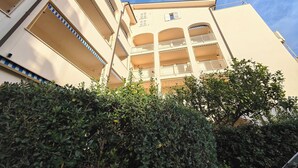 Un immeuble à plusieurs étages doté de balcons, avec un ciel dégagé.