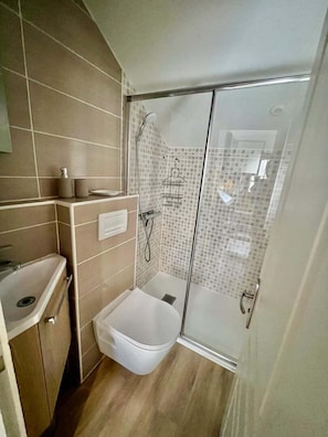 Een douche, een haardroger, handdoeken, shampoo