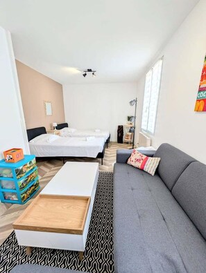 2 slaapkamers, een strijkplank/strijkijzer, internet, beddengoed