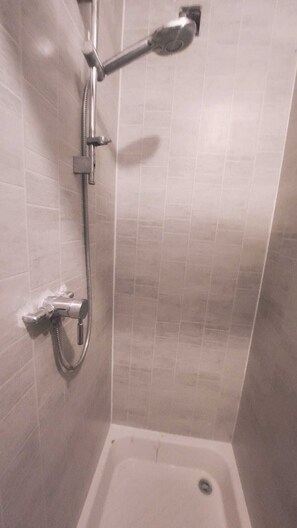 Douche, serviettes fournies, savon, papier toilette