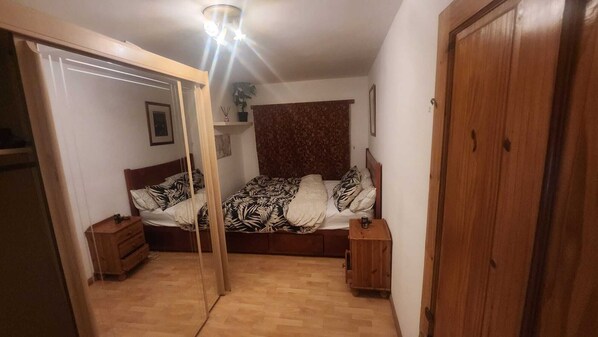 1 habitación, tabla de planchar con plancha, wifi gratis y ropa de cama 