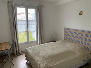 5 habitaciones, tabla de planchar con plancha y wifi 