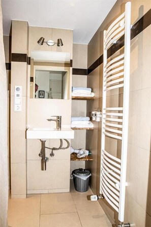 Bruser, brusehoved med spredningseffekt, hårtørrer, håndklæder