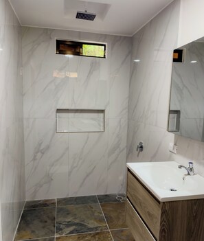 Towels, soap, shampoo, toilet paper - Ocaso Deluxe Apartment (Quepos)