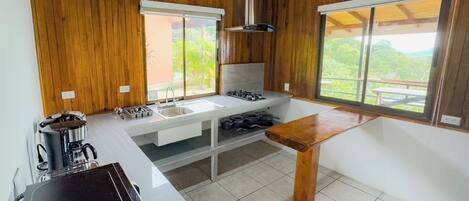 Kühlschrank, Mikrowelle, Herdplatte, Wasserkocher mit Kaffee-/Teezubehör