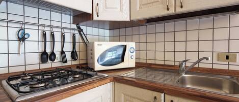 Fridge, microwave, stovetop, cookware/dishes/utensils