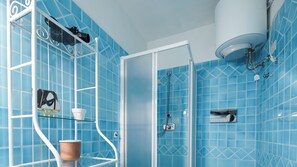 Dusche, Haartrockner, Bidet, Handtücher