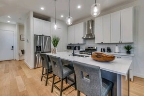 Réfrigérateur, four à micro-ondes, un four, lave-vaisselle