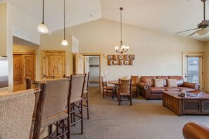 TV, fireplace, DVD player - Spacious 2-bed/2-bath Suite in Canyons Village (Park City)