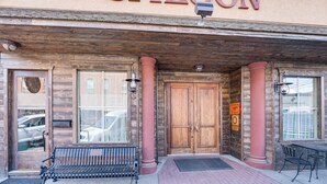 Un bâtiment en bois sur lequel est apposée une enseigne indiquant « SALOON ».