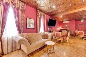 TV, stereo - Saloon-Style Prosser Loft in WA Wine Country! (Prosser)
