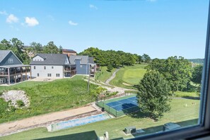 Sports court - Family Stay • 2BR/2BA Condo w/ Sunroom +  Discounts on Golf/Shows!  Sleeps 6! (Branson)