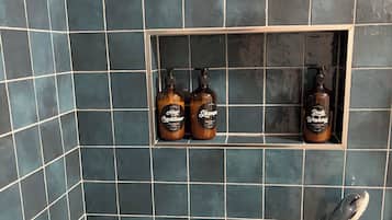 Ducha, artículos de higiene personal gratuitos y secador de pelo