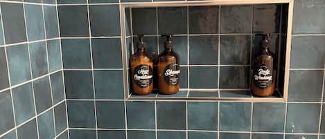 Regadera, amenidades de baño gratuitas, secadora de cabello, batas