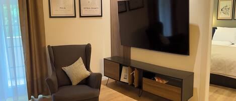 1 Schlafzimmer, Zimmersafe, Schreibtisch, Bügeleisen/Bügelbrett