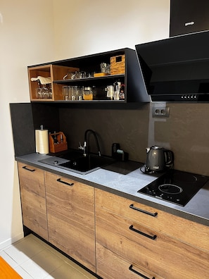 Kühlschrank, Mikrowelle, Ofen, Herdplatte