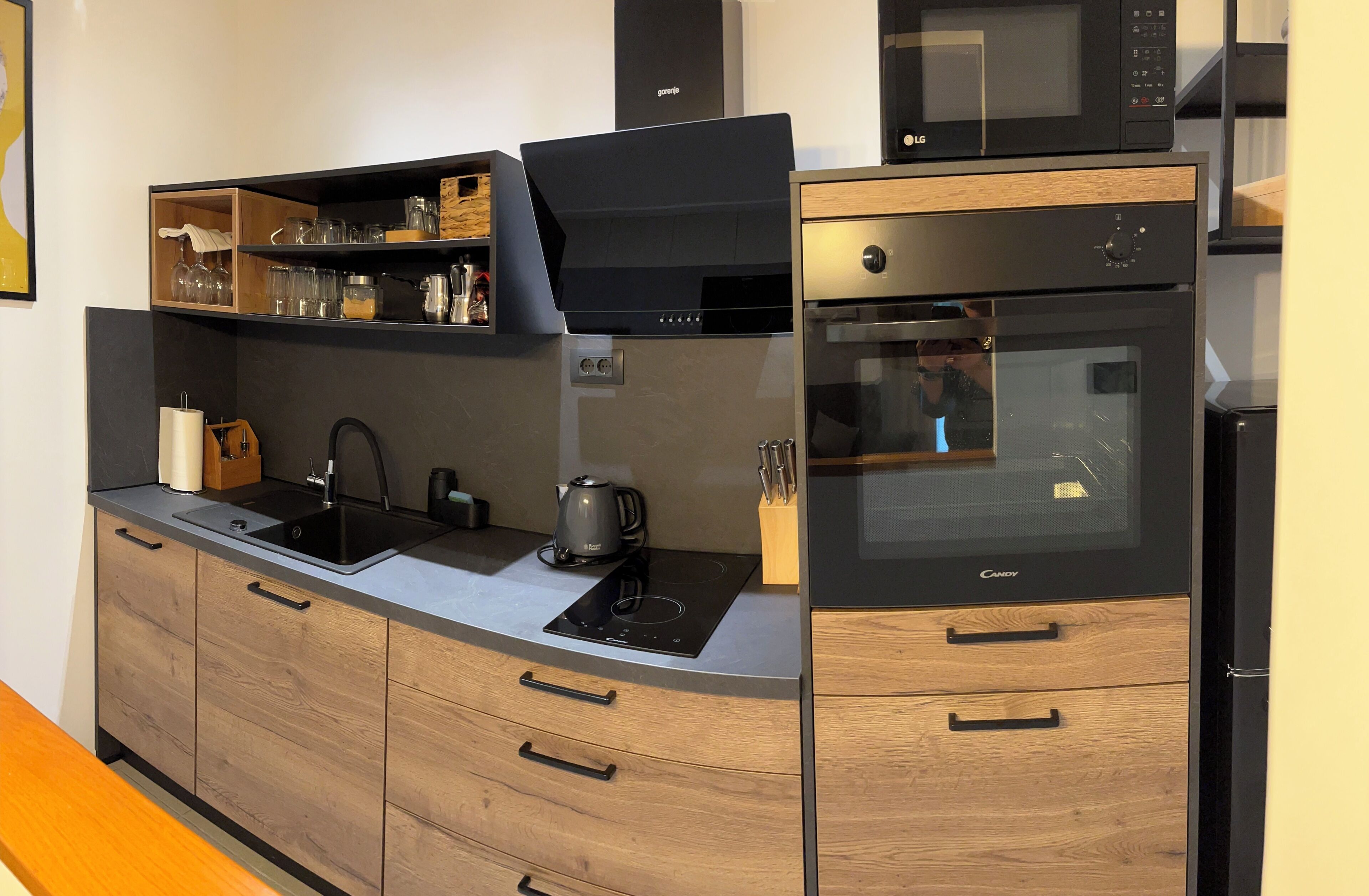 Frigorifero, microonde, forno, piano cottura