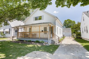 Exterior - New!3BR/2BA Home in the Vibrant City of Hazel Park (Hazel Park)