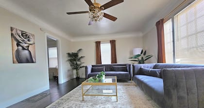Chic & Classy 1-Bedroom House in Quiet Area. Short Walk to Downtown and Ferry.