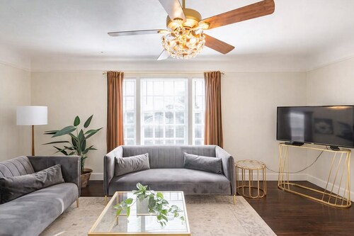 The Velvet Lounge Luxe 1BR w/ King Bed, Walkable Vallejo Gem, Near Napa Valley