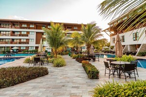 Apartamento familiar | Piscina | Una piscina al aire libre