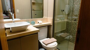 Family Apartment | Bathroom | Shower, towels - Cupe Beach Living Porto de Galinhas (Ipojuca)