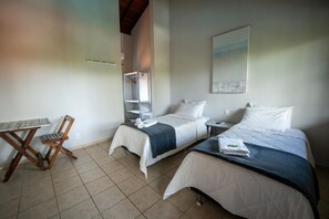 Suíte família, acesso à piscina, no piso térreo | 1 quarto, roupas de cama premium, individualmente decorados