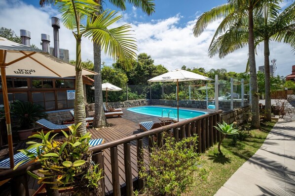 Piscina externa, guarda-sóis, espreguiçadeiras