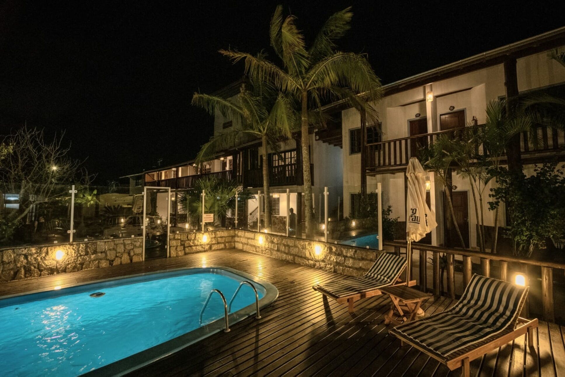 Overnatningsstedets facade – aften/nat