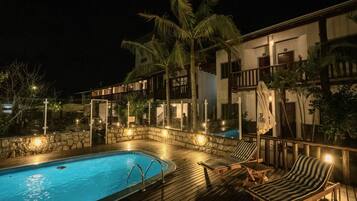 Overnatningsstedets facade – aften/nat