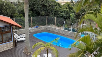 Piscine extérieure, parasols de plage, chaises longues