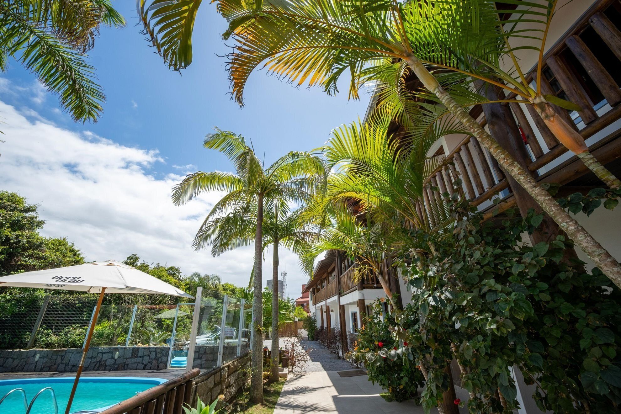 Piscine extérieure, parasols de plage, chaises longues