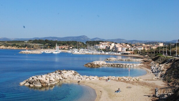 A coastal town with clear blue waters, rocky beaches, and buildings along the shore. - Beau Studio à 150 m de la mer Dans un Parc Privé ! (Six-Fours-les-Plages)