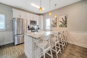 Apartment (3 Bedrooms) | Interior - Saltwater Pool, Rooftop Deck w/ View, Near Beach The Blue Crab by Avantstay (Port Aransas)