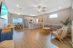 Interior - Saltwater Pool, Rooftop Deck w/ View, Near Beach The Blue Crab by Avantstay (Port Aransas)